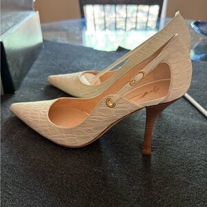 Gorgeous!! NIB Giuseppe Zanotti Cream Crocodile Heels